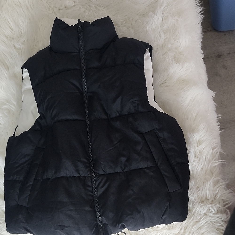 Black and White Puffer Reversible. Vest